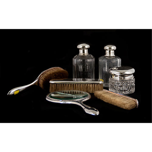 Sub.:24 - Lote: 1416 -  Juego de tocador en plata formado por siete piezas, con iniciales grabadas. 