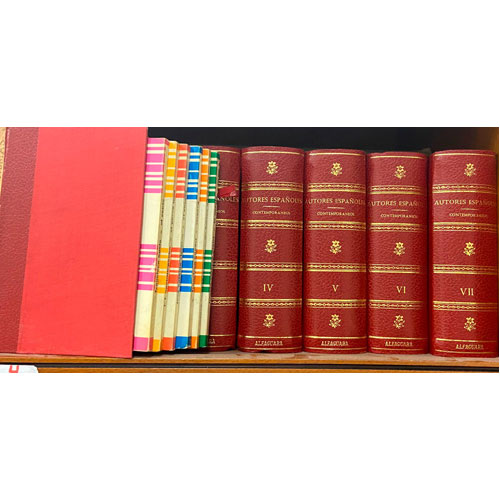 Sub.:24 - Lote: 2062 -  Literatura. Compendio de 40 libritos (faltan 2) en 7 estuches. 