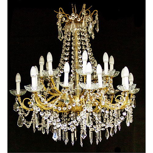 Sub.:24 - Lote: 345 -  L�mpara de techo de 24 luces distribuidas en tres alturas en bronce y cristal.