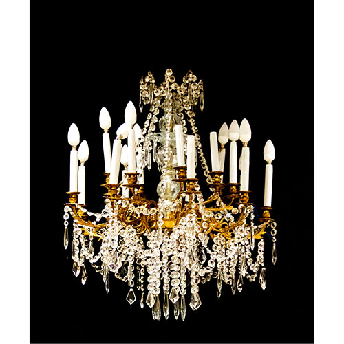 Sub.:24 - Lote: 343 -  L�mpara en bronce y cristal de 18 luces.