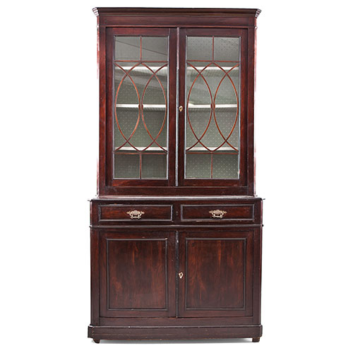 Sub.:24 - Lote: 1291 -  Vitrina modelo ingl�s en madera patinada. Parte superior acristalada con baldas al interior. 