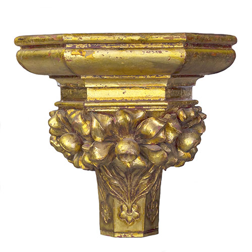 Sub.:24 - Lote: 251 -  M�nsula en madera tallada y estuco. S.XIX.