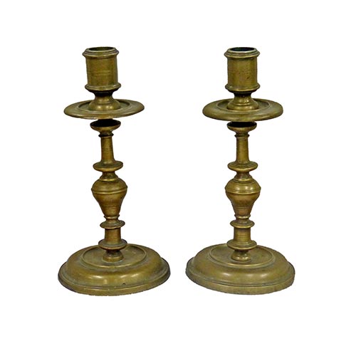 Sub.:25 - Lote: 1241 -  Pareja de candeleros abalaustrados de bronce. Espaa, S. XVII.