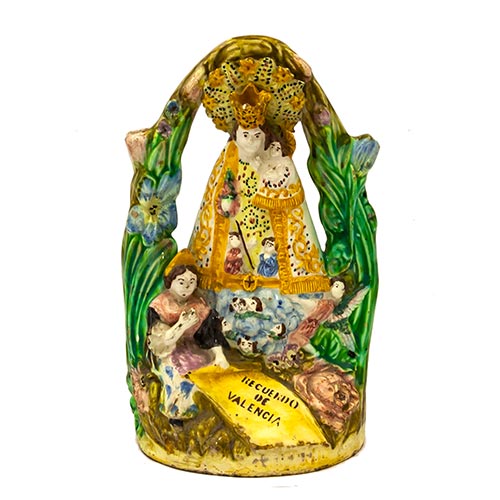 Sub.:25 - Lote: 1237 -  Botijo en cermica policromada con la imagen de la Virgen de los Desamparados con fallera a sus pies e inscripcin 
