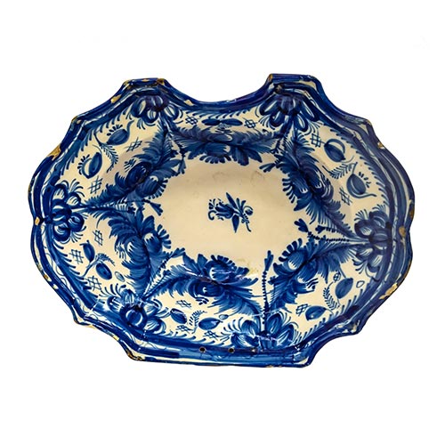 Sub.:25 - Lote: 324 -  Bacia en cerámica de Manises, con decoración en azules. Piquetes. s. XIX