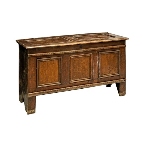 Sub.:25 - Lote: 1281 -  Arca inglesa en roble con tres paneles en el frente y dos en la tapa s. XIX.