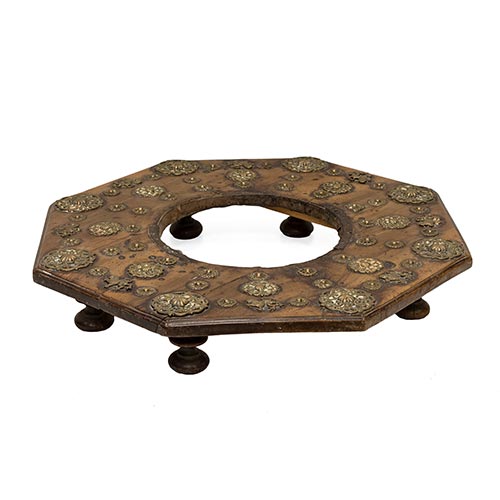 Sub.:25 - Lote: 1300 -  Tarima de brasero en madera de nogal con aplicaciones decorativas en bronce. S. XVII. 