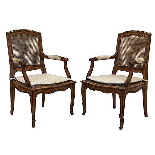 Sub.:25 - Lote: 226 -  Pareja de sillones realizados en madera de roble con respaldo y asiento de rejilla. Aplicaciones en bronce.