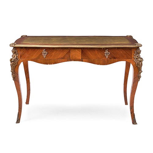 Sub.:25 - Lote: 327 -  Bureau plat estilo Luis XV en madera de nogal, tapa de cuero y aplicaciones de bronce con figuras de nios. 