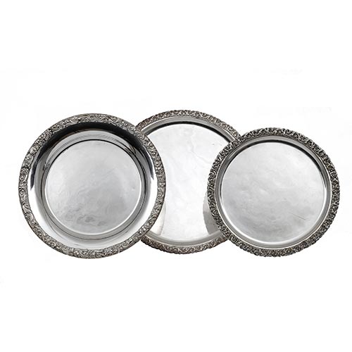 Sub.:25 - Lote: 315 -  Tres bandejas circulares con orla de tamaos escalonados en metal plateado.