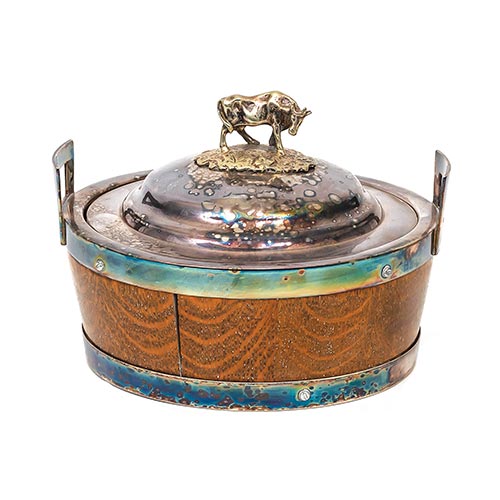 Sub.:25 - Lote: 1286 -  Mantequillera realizada en madera y metal plateado con cuenco en cer�mica. Con vaca como mango.