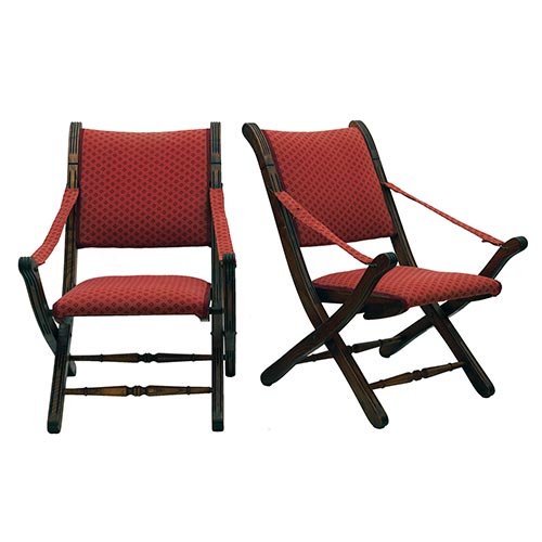 Sub.:25 - Lote: 1282 -  Dos sillas plegables realizadas en madera con tapicer�a granate. Principios del siglo XX.
