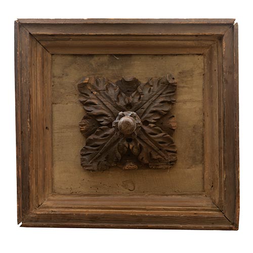 Sub.:25 - Lote: 1334 -  Dos plafones de Artesonado en madera de pino con rosetones tallados y enmarcado moldurado. Siglo XVI.