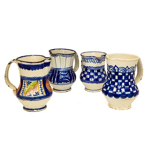 Sub.:25 - Lote: 1248 -  Cuatro jarras en cermica de Manises con decoracin en tonos azules. Faltas.