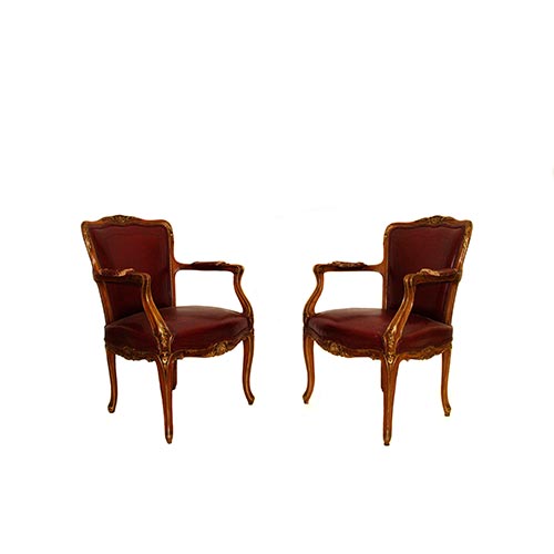 Sub.:25 - Lote: 1267 -  Pareja de sillones estilo Luis XV con tapicera en cuero granate. Con desperfectos en el cuero.