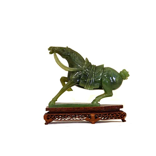 Sub.:25 - Lote: 1512 -  Caballo Tang en jadeita con base en madera tallada. Falta en la cola.