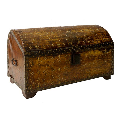 Sub.:25 - Lote: 1305 -  Ba�l de tapa curva con tachuelas en lat�n.