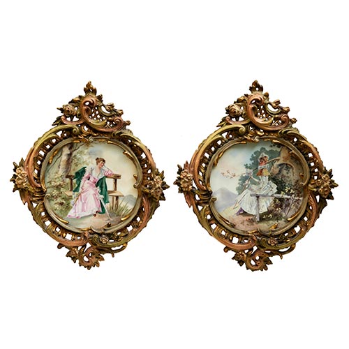 Sub.:25 - Lote: 1344 -  Pareja de platos en porcelana con escenas romnticas. Marcos en estuco policromado estilo Luis XV.