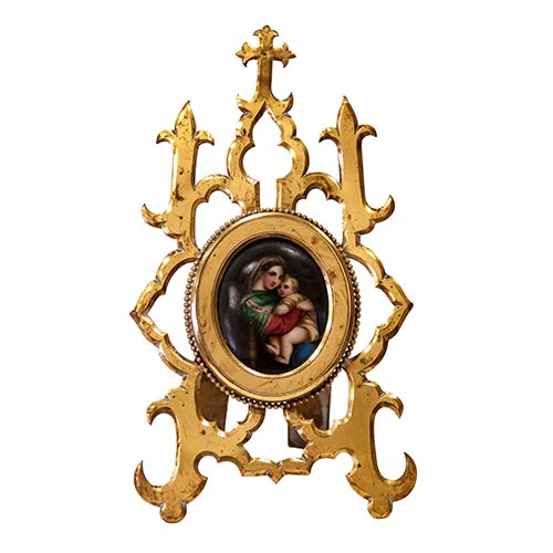 Sub.:25 - Lote: 1349 -  Marco con soporte de sobremesa en bronce con porcelana representando la Virgen de la Silla de Rafael.