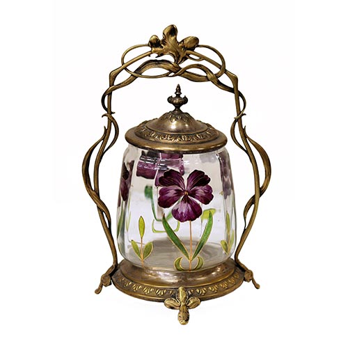 Sub.:25 - Lote: 387 -  Galletero en cristal y estructura en bronce con decoracin vegetal pintada a mano. Un lateral suelto. ca. 1900.