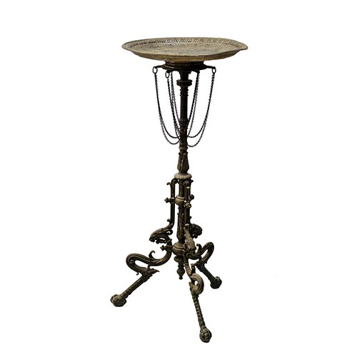 Sub.:25 - Lote: 1306 -  Pie en hierro forjado y plato en metal plateado y repujado.