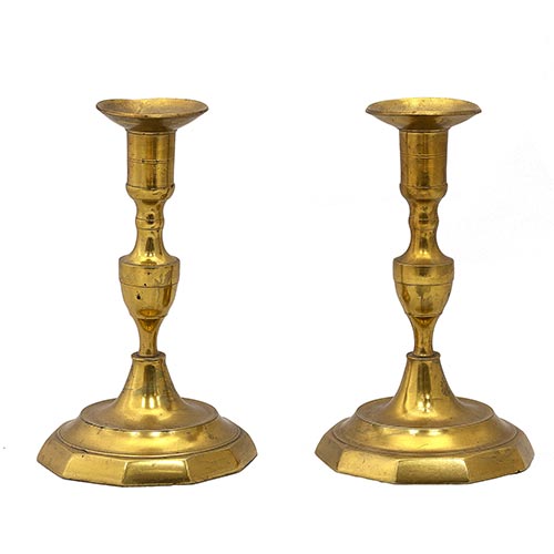 Sub.:25 - Lote: 1278 -  Pareja de candeleros isabelinos en metal dorado.