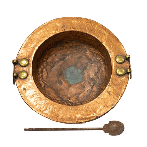Sub.:25 - Lote: 1558 -  Brasero realizado en cobre con dos asas de bronce y su badilla.
