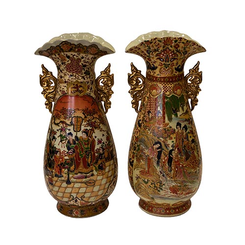 Sub.:25 - Lote: 1510 -  Pareja de jarrones chinos en porcelana esmaltada, con escenas y profusa decoracin. Piquete.