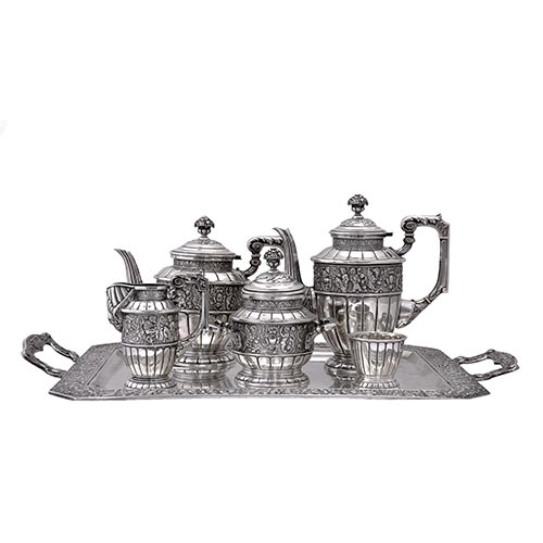 Sub.:25 - Lote: 1423 -  Juego de caf y t en plata compuesto por bandeja con dos asas, cafetera, tetera, lechera, azucarera y pequeo vaso para el colador. 
