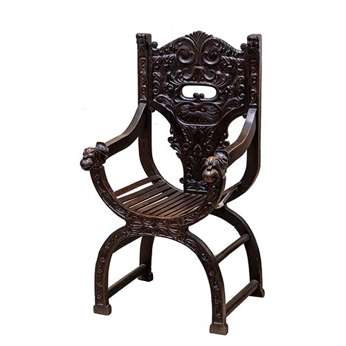 Sub.:25 - Lote: 1307 -  Jamuga en madera tallada con respaldo tallado y asiento de palas y apoyabrazos con remate de �guilas. 