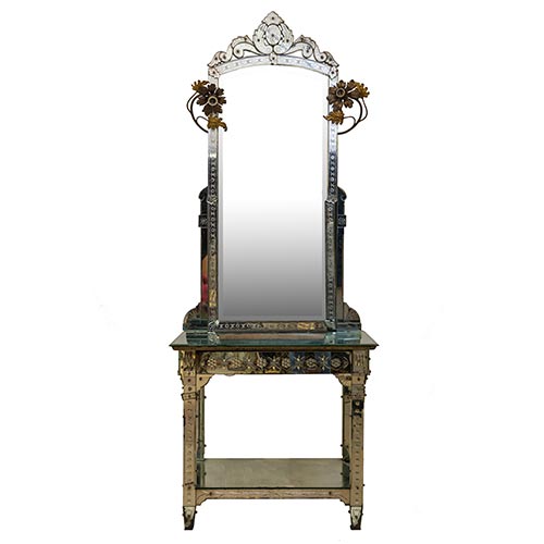 Sub.:25 - Lote: 1404 -  Mueble tocador veneciano en cristal de Murano compuesto por mesa y espejo de pared con apliques.