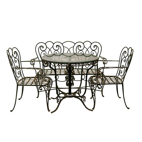 Sub.:25 - Lote: 357 -  Conjunto de jardn realizado en hierro forjado compuesto por un banco de dos plazas, dos sillones y mesa redonda con tapa de cristal.