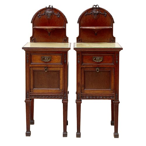 Sub.:25 - Lote: 1289 -  Pareja de mesillas en madera de caoba tallada .Constan de caj�n ,puerta y copete con repisa.1900