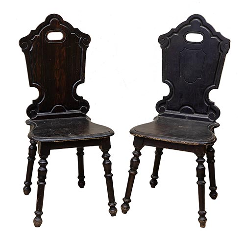 Sub.:25 - Lote: 1412 -  Lote de cuatro sillas con respaldo tallado asiento de madera y patas torneada realizadas en madera de pino patinado .