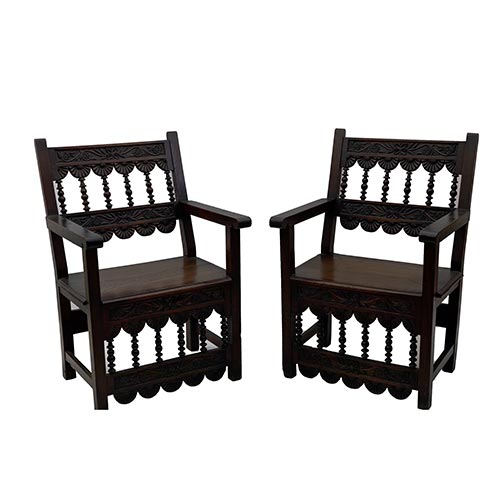 Sub.:25 - Lote: 1581 -  Pareja de sillones fraileros en madera tallada y respaldo de palillos torneados. Estilo neo-renacimiento.