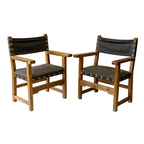 Sub.:25 - Lote: 399 -  Pareja de sillones fraileros en madera de nogal. Cueros cambiados.
