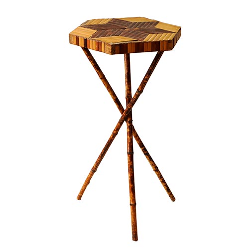 Sub.:25 - Lote: 1443 -  Mesa auxiliar en forma hexagonal en madera de pino y caa con tres patas de bamb. 