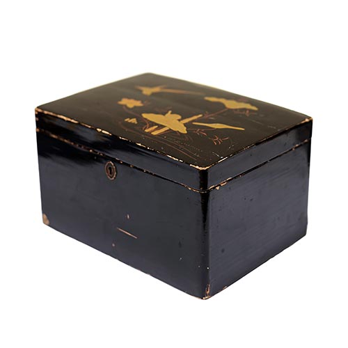 Sub.:25 - Lote: 250 -  Caja negra lacada con escenas doradas orientales. ca. 1900.
