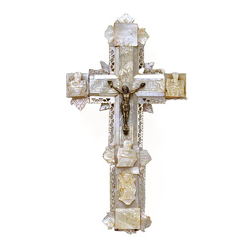 Sub.:25 - Lote: 1236 -  Crucifijo en madera con placas en ncar y Cristo en metal dorado. Pequea parte consolidada. Trabajo de Jerusaln