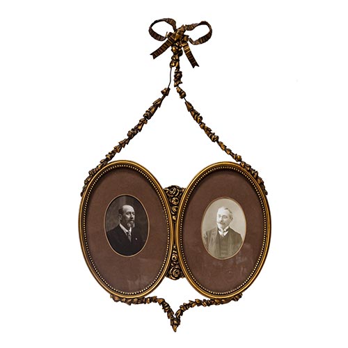 Sub.:25 - Lote: 1292 -  Portarretratos doble en estuco dorado.