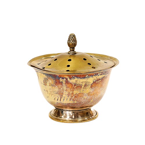 Sub.:25 - Lote: 1312 -  Recipiente en metal dorado con tapa con orificios.