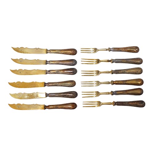 Sub.:25 - Lote: 155 -  Juego de seis tenedores y seis cuchillos en metal dorado y plateado con estuche original.