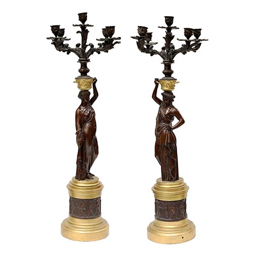 Sub.:25 - Lote: 395 -  Pareja de candeleros de cinco luces en bronce patinado y dorado. s. XX.