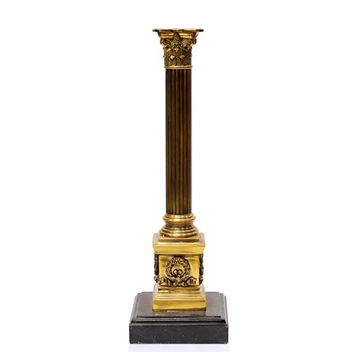 Sub.:25 - Lote: 424 -  Columna en bronce con base de mrmol.