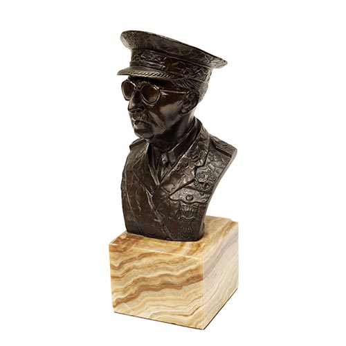 Sub.:25 - Lote: 179 -  Busto de Francisco Franco en bronce sobre peana de onix.