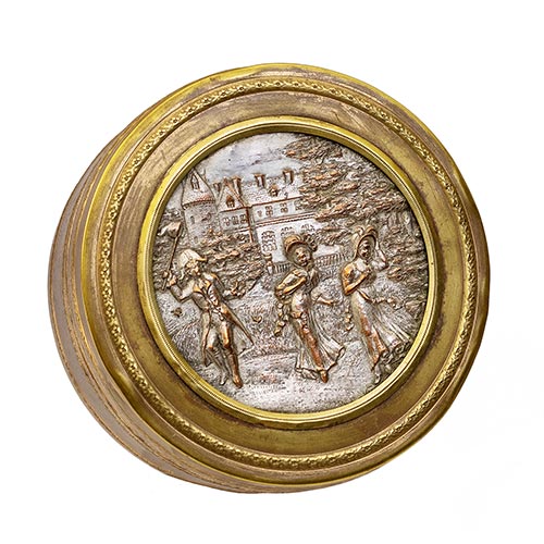 Sub.:25 - Lote: 295 -  Caja circular en metal dorado con relieve central galante en cobre.