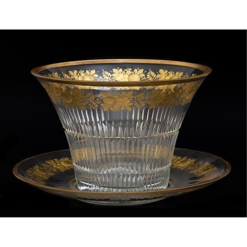 Sub.:25 - Lote: 1502 -  Centro en cristal Baccarat tallado y con orla grabada a la rueda y dorado con su plato.