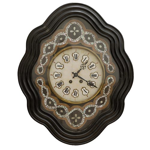 Sub.:25 - Lote: 1571 -  Reloj ojo de buey en madera ebonizada con incrustaciones en ncar. Esfera en alabastro con numeracin romana en esmalte.
