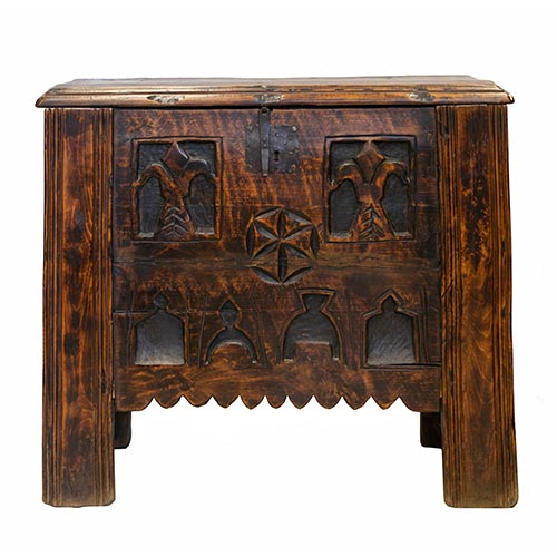 Sub.:25 - Lote: 1315 -  Arcn en madera de pino con frente tallado creando motivos de flores de lis. Mueble realizados con madera antigua. S.XX