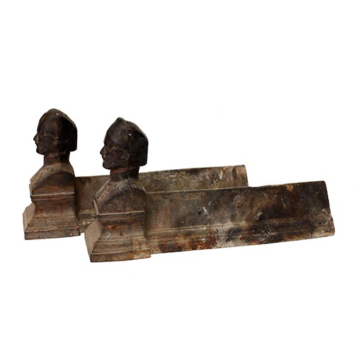 Sub.:25 - Lote: 1319 -  Pareja de morillos en hierro con remate de cabezas.